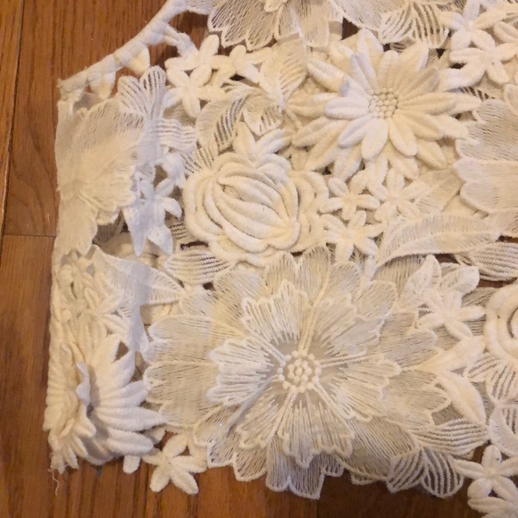 Embroidered White Floral Tank Too Crop Top - Picture 4 of 6